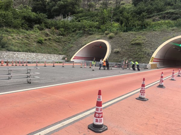 融金牛 注意！汶马高速一隧道洞口突发高位落石致双向道路中断 已临时管制